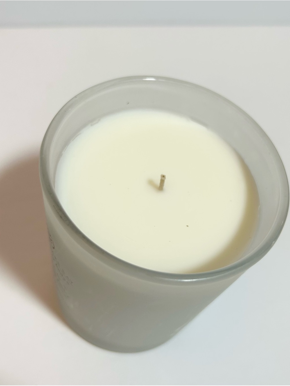 Chesapeake Bay Cashmere Jasmine Scented Candle in Frosted White Wood Lid 8.8 OZ - Picture 4 of 4